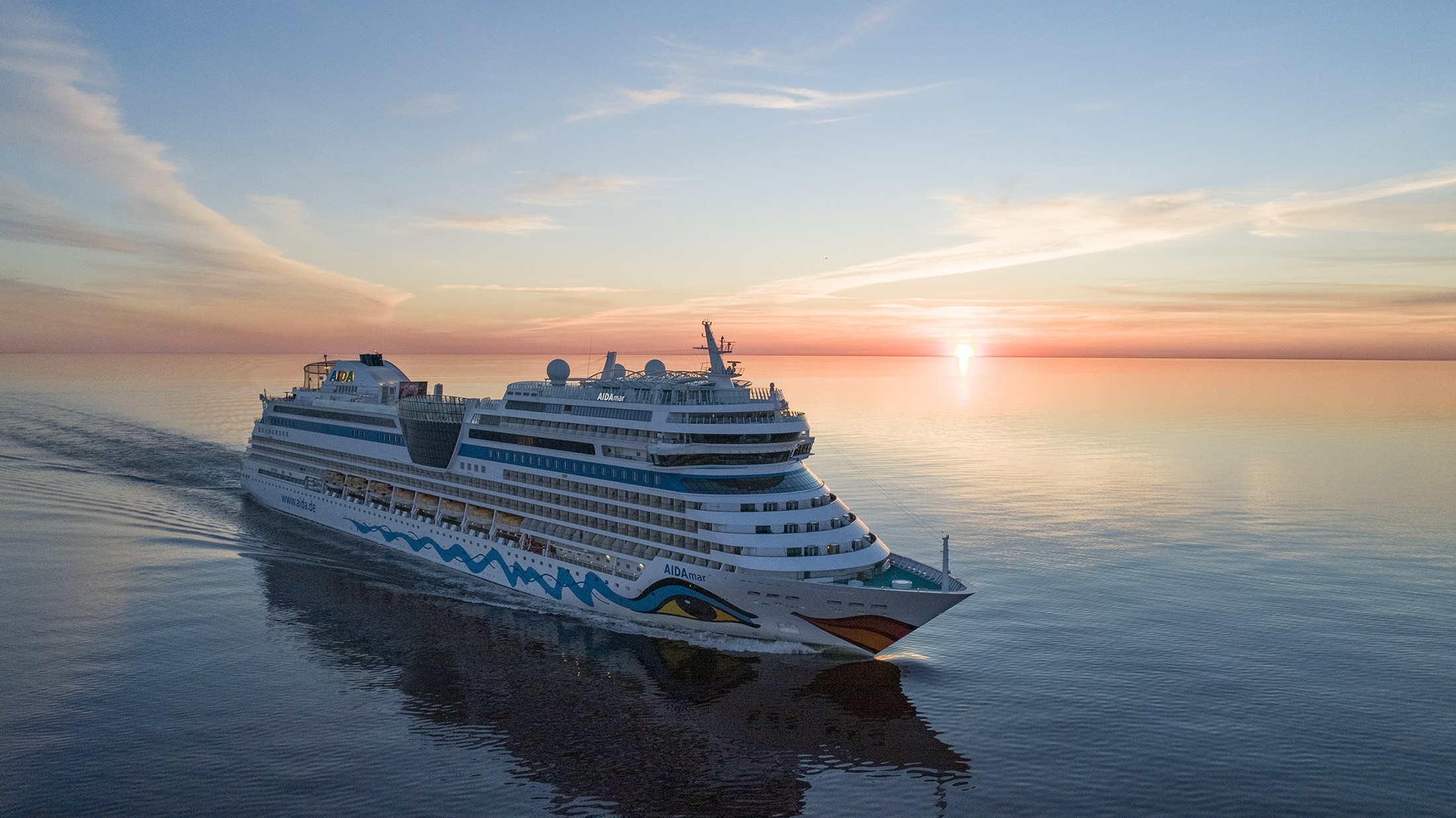 AIDAmar - AIDA Cruises - Cruiseschip op zee met zonsondergang
