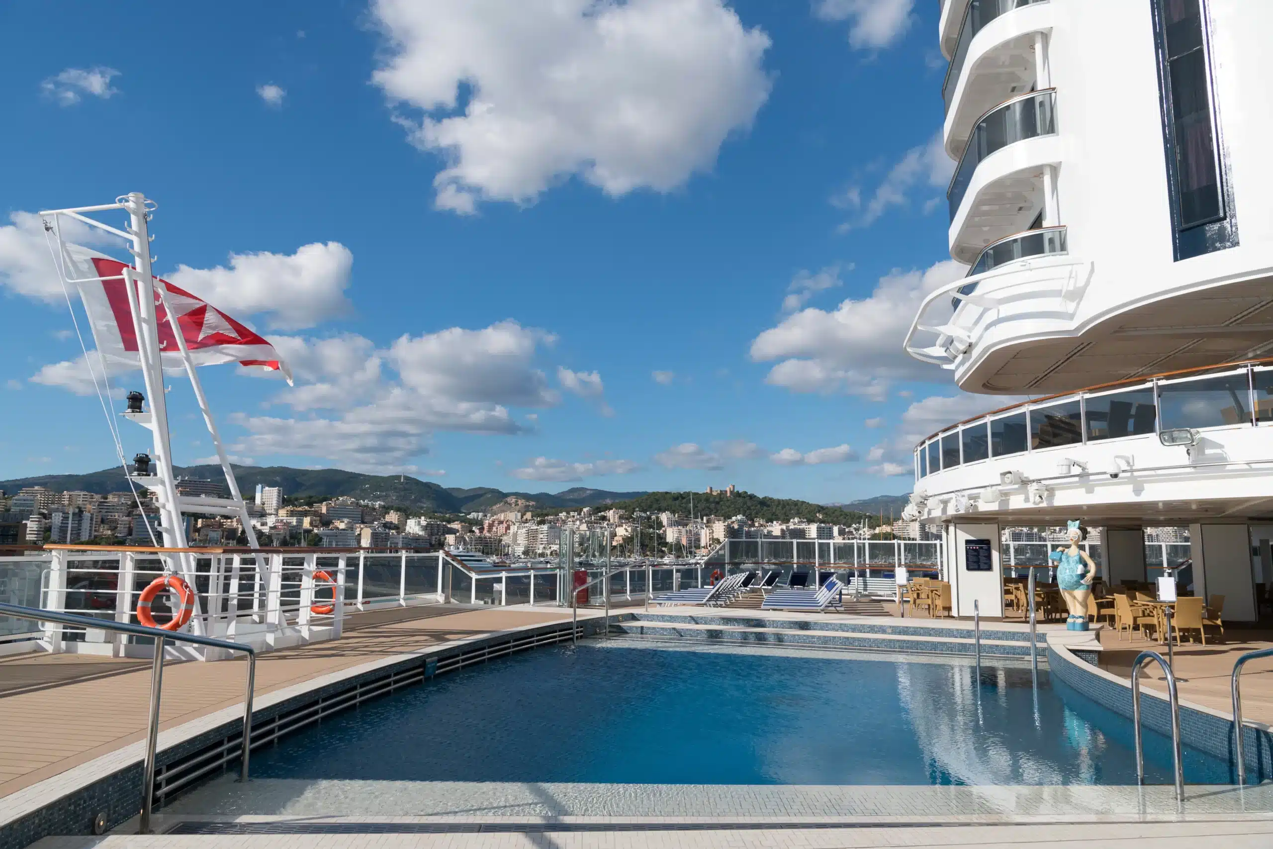 Neem een frisse duik in het buiten zwembad aan boord MSC Seaside