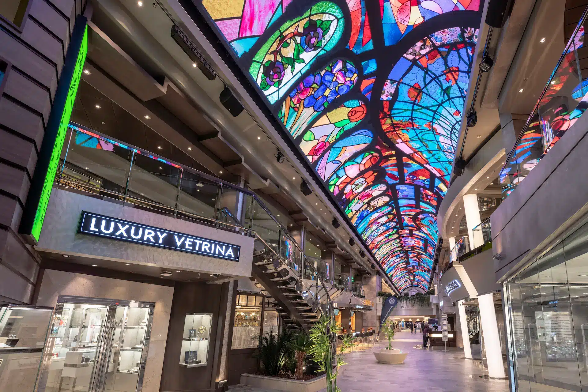 Winkelgalerij met kleurrijk glazen plafond aan boord van MSC Bellissima.