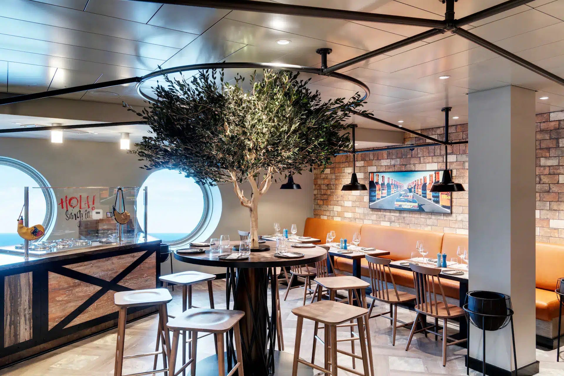 Interieur van de Galleria Bellissima aan boord van MSC Grandiosa met glazen trappen, lounges en moderne verlichting.