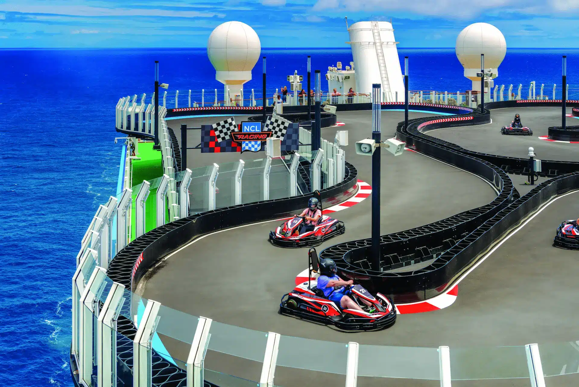 NCL - Bliss - Norwegian Cruise Line - Kartbaan Race track op het dek van Norwegian Bliss met uitzicht op zee.