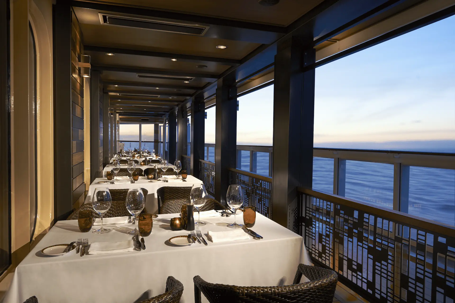 NCL - Norwegian Bliss - Cagneys Waterfront Specialty restaurant met oceaanzicht aan boord van Norwegian Bliss.