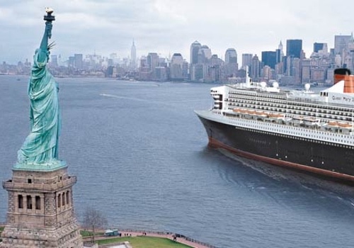 Cruiseschip varend langs het liberty standbeeld in NY -Ga_je_voor_de_bestemming_of_het_cruiseschip_-18