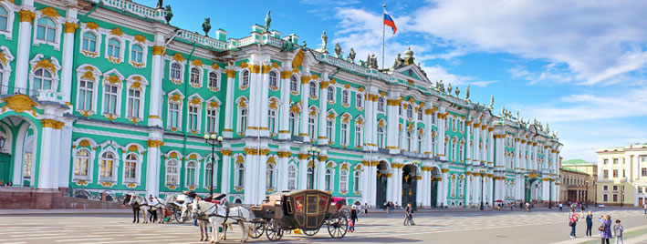 Paardenkoetsjes op een plein in Sint Petersburg