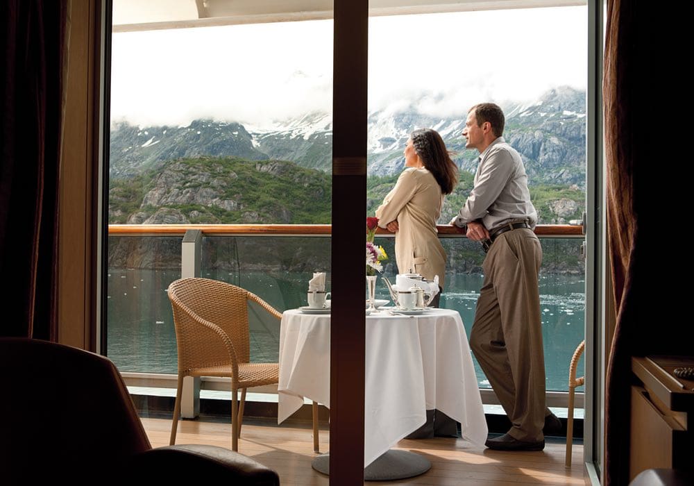 Stel op eigen balkon op een cruiseschip De_ultieme_huwelijksreis__een_honeymoon_cruise-43