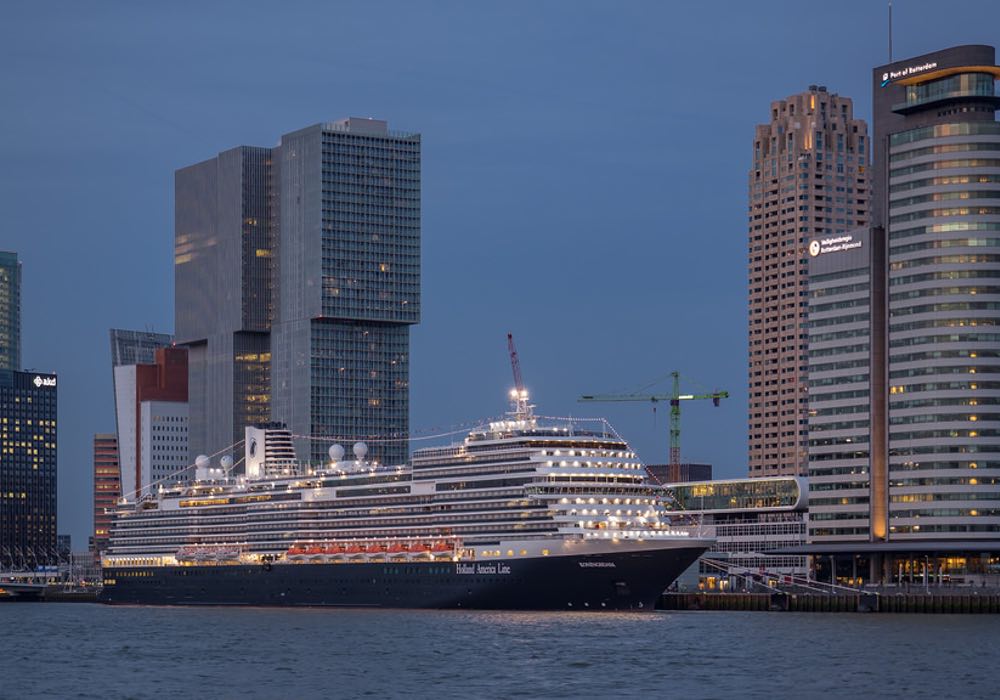 cruiseschip met skyline cruiseterminal -Cruise_vanuit_Rotterdam_-_Begin_ontspannen_aan_uw_reis!-53