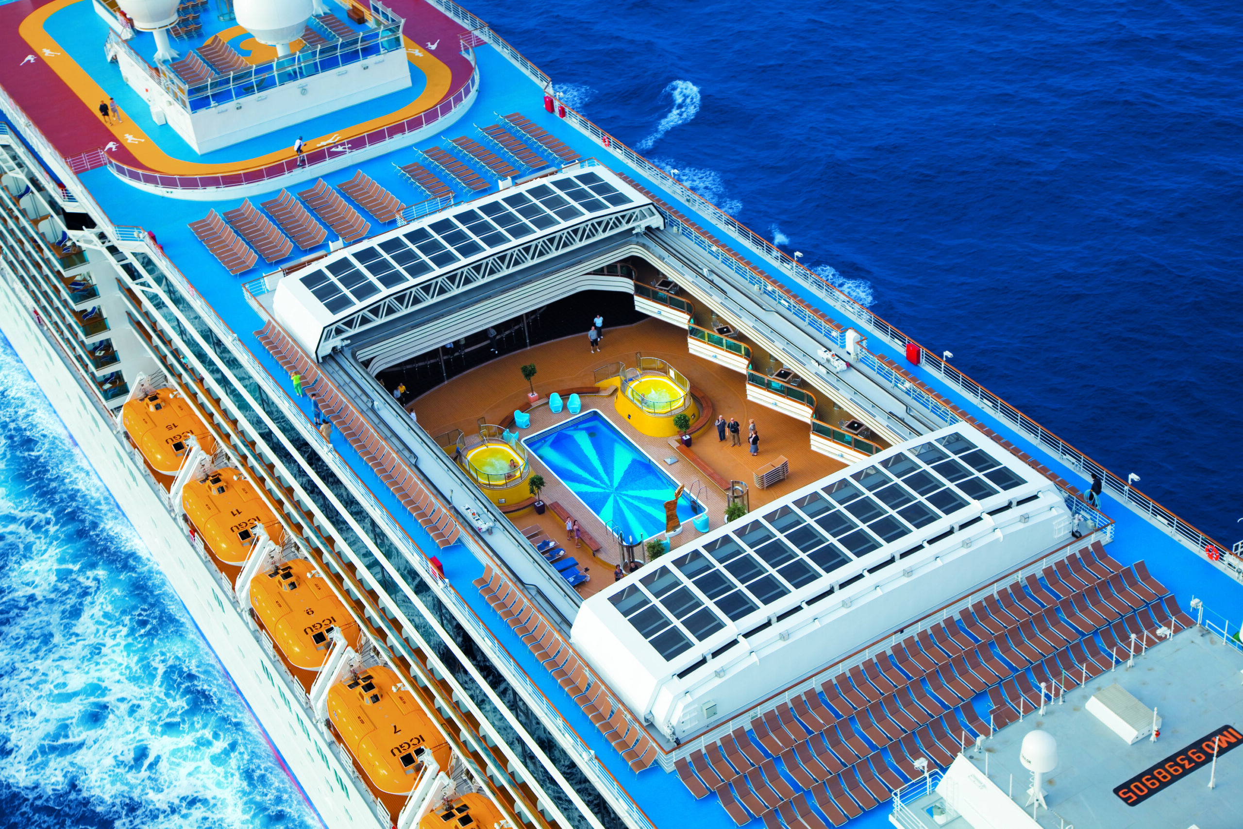Cruiseschip-Costa Luminosa-Costa Cruises-Bovenkant Zwembad Deck