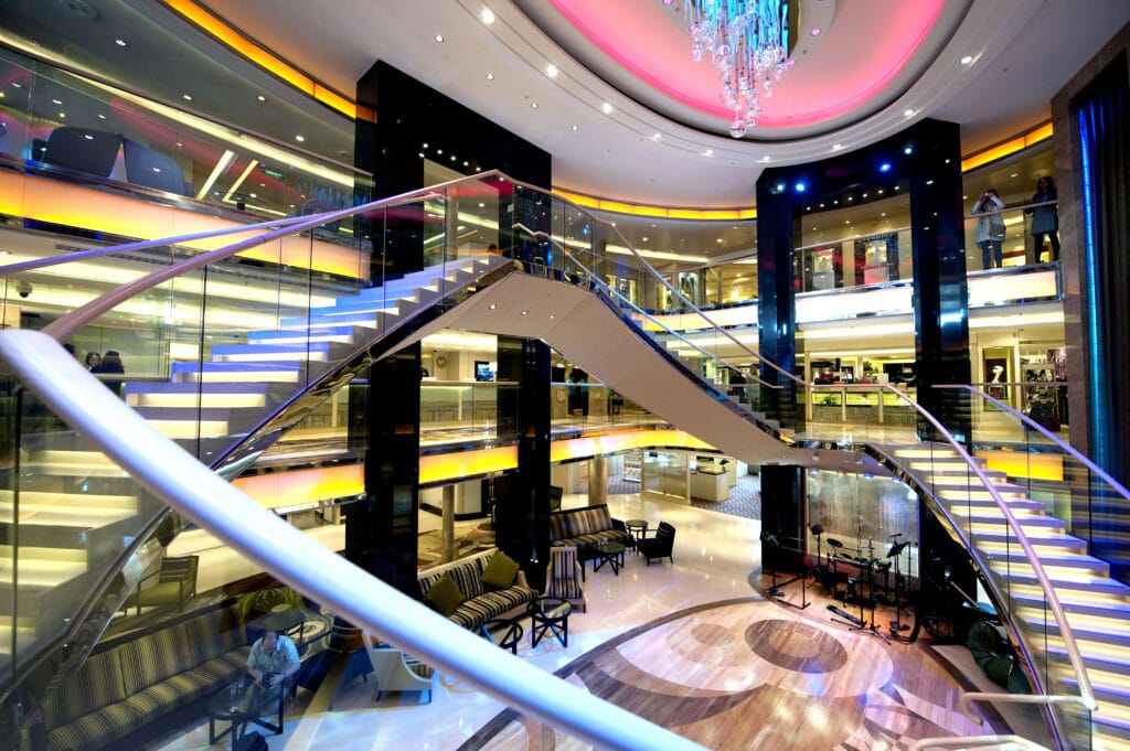 Cruiseschip-Azura-P&O Cruises-Atrium