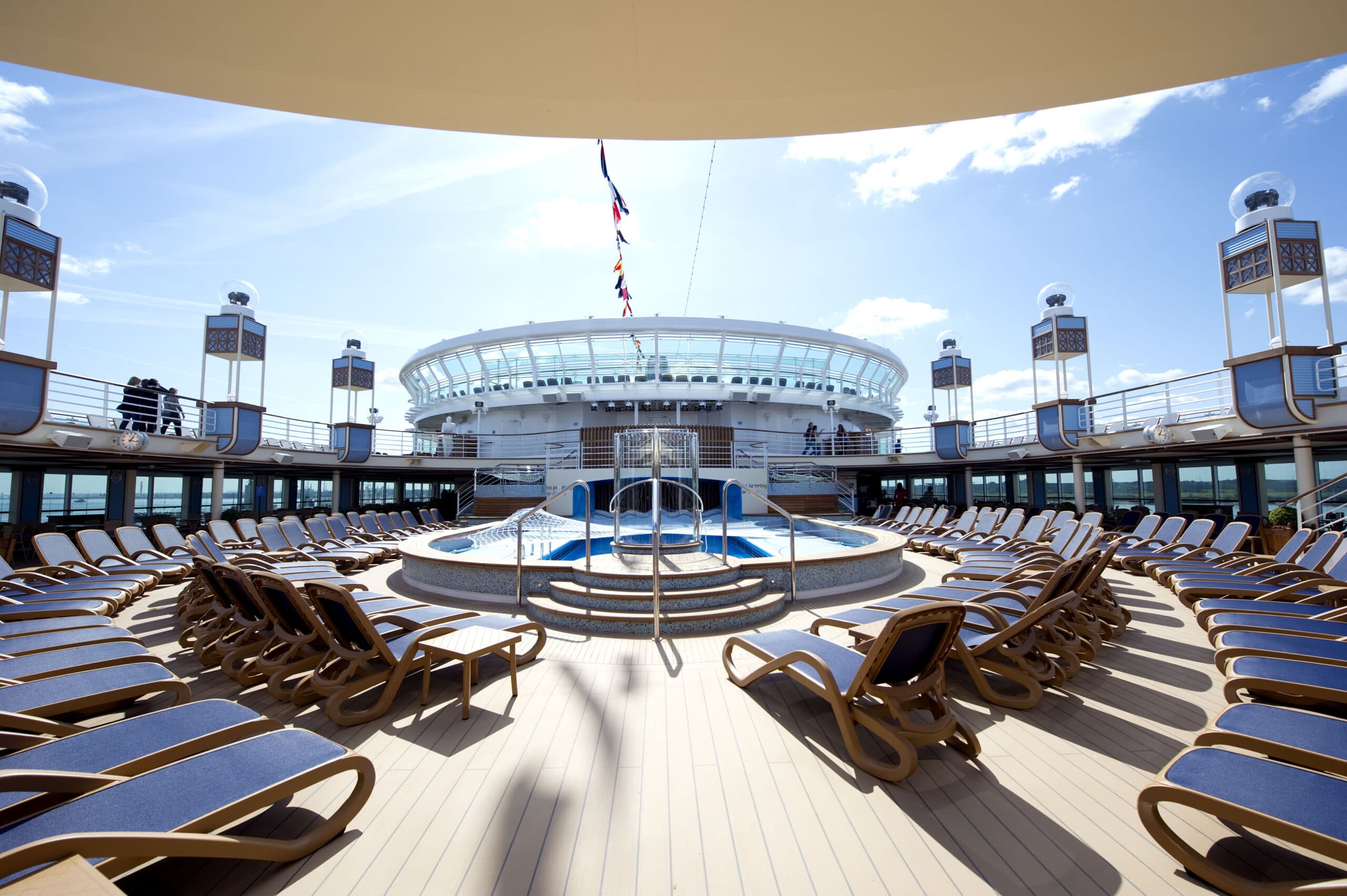 Cruiseschip-Azura-P&O Cruises-Zwembad