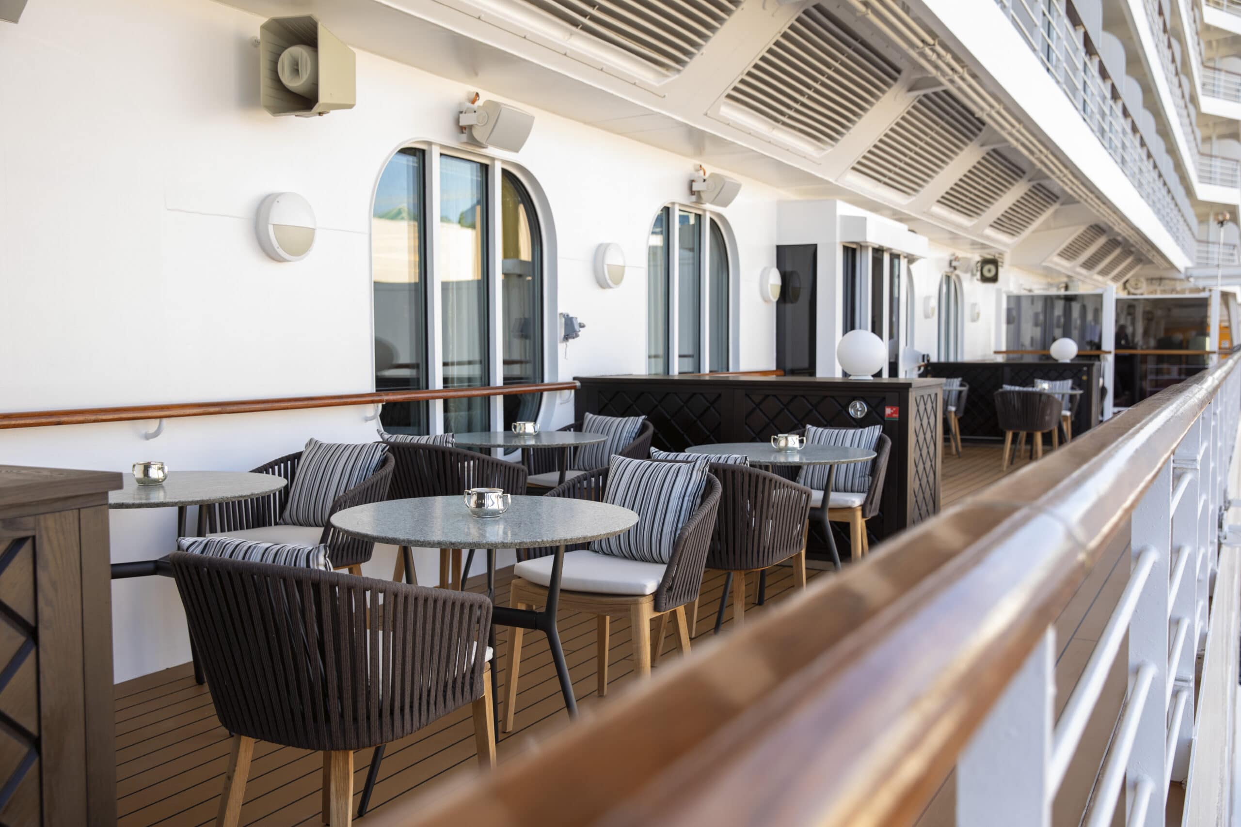 Cruiseschip-Seven Seas Explorer-Regent Seven Seas Cruises-Coffee Connection Deck