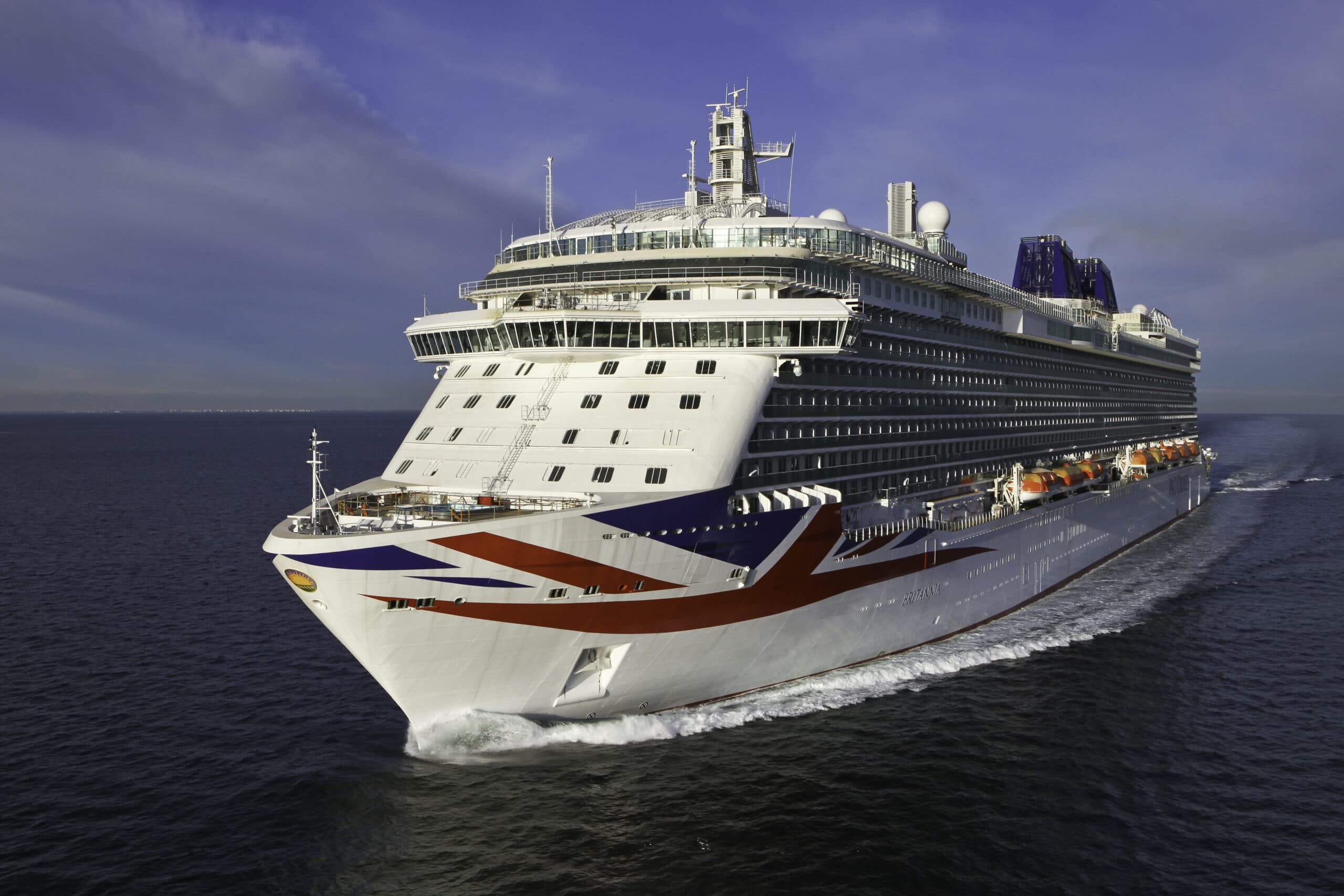 PO-Britannia-Cruiseschip-Op-Zee