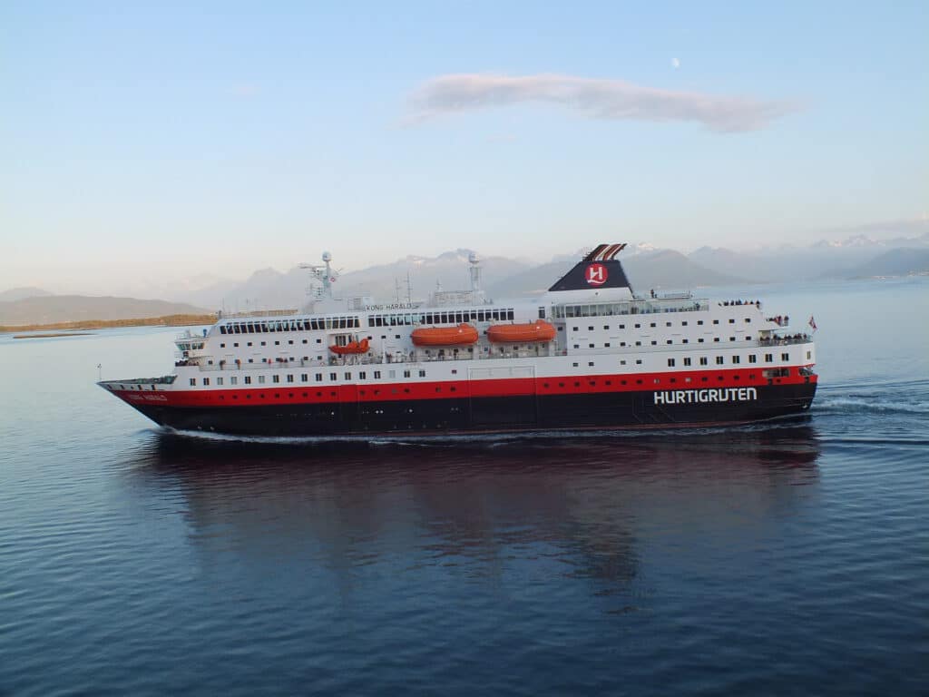 Cruiseschip-Hurtigruten-MS Kong Harald-Schip-Schip