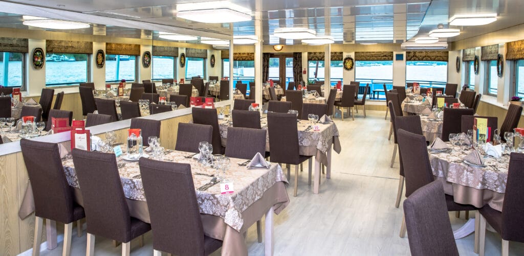 Rivierschip-CroisiEurope-MS Kronstadt-Cruise-Restaurant (3)