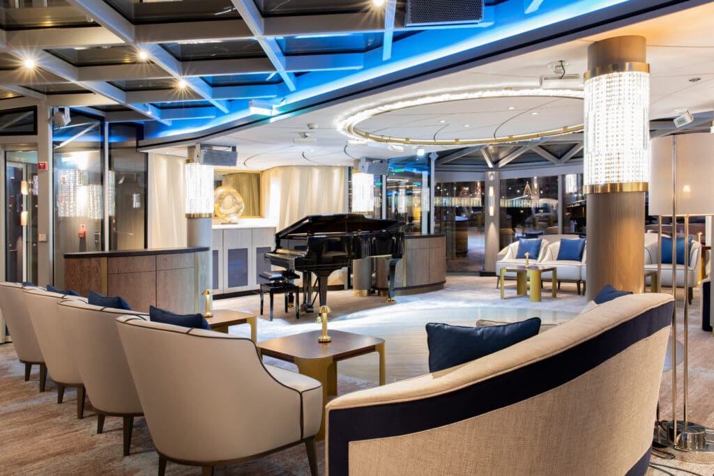 Crystal-Rivier-Cruises-Crystal-Bach-Palm_Court (2)