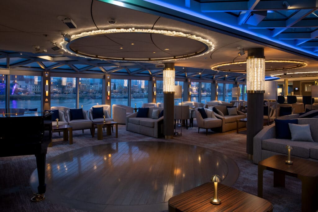 Crystal-Rivier-Cruises-Crystal-Bach-Palm_Court-Avond