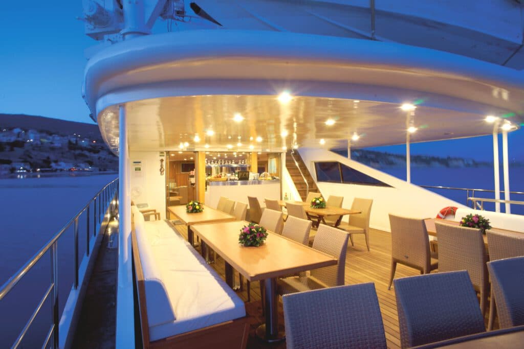 Cruiseschip-Variety-Cruises-MS-Harmony-G-Cruises-Lounge-Buiten