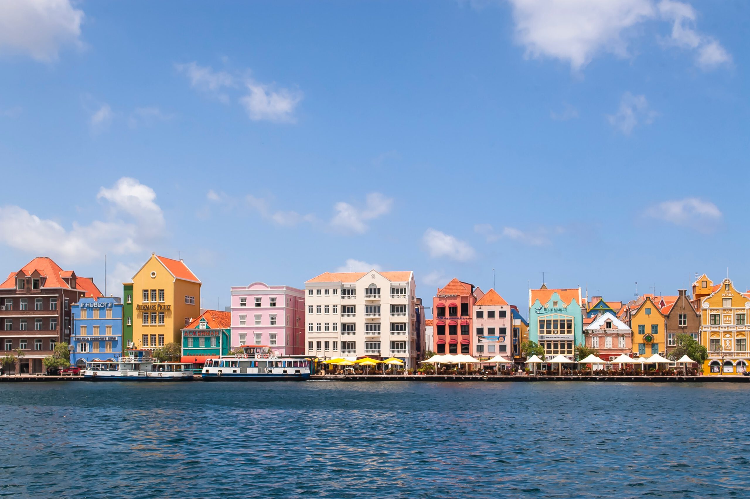 Curacao-Willemstad-sint annabaai-gekleurde huizen