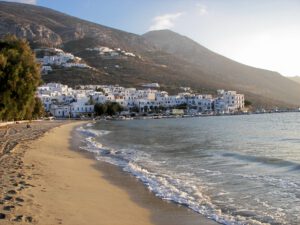 Griekenland-Amorgos-Cruise-Haven-stad-strand