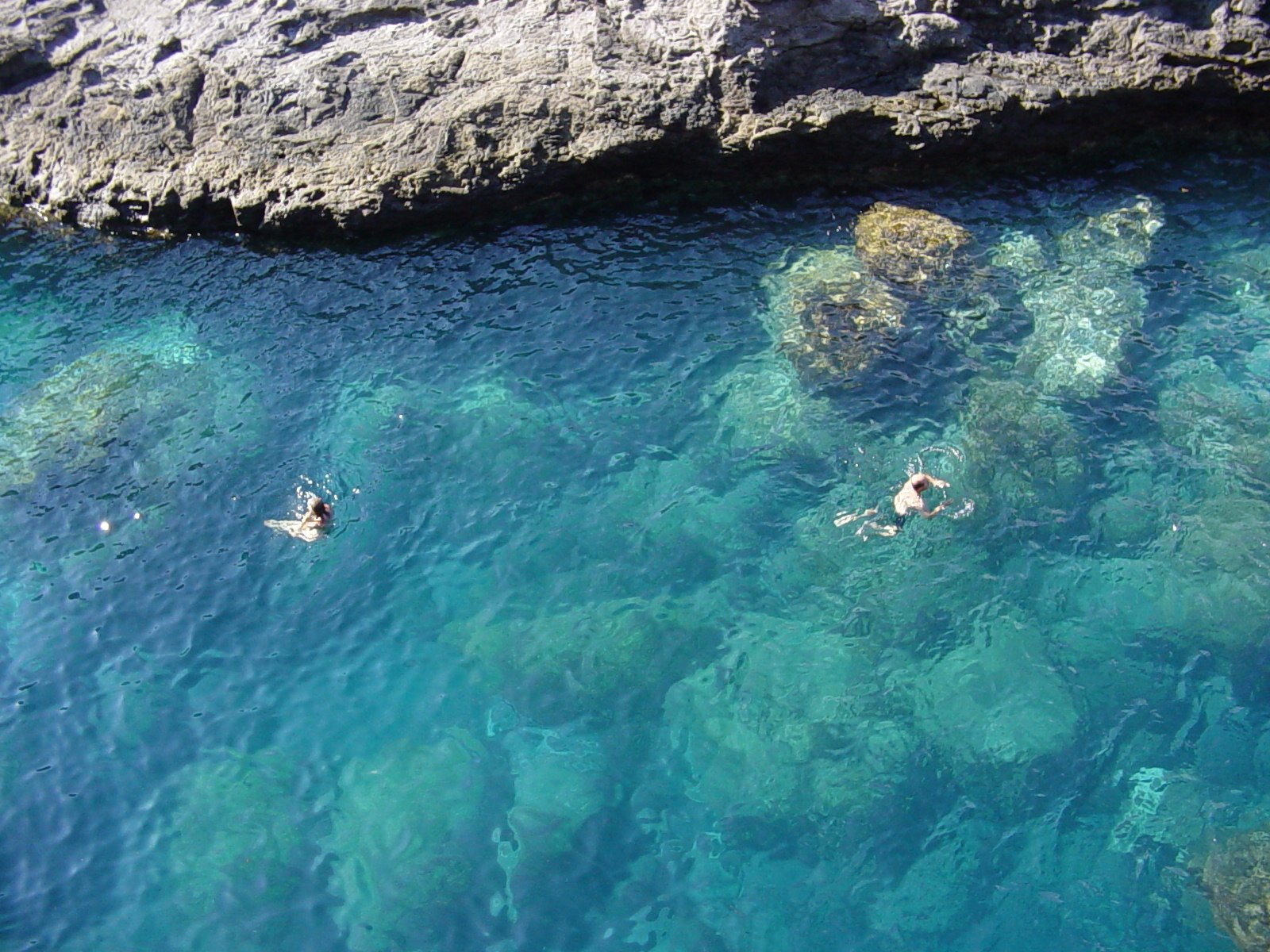 Spanje-la-gomera-zee-zwemmen-rotsen