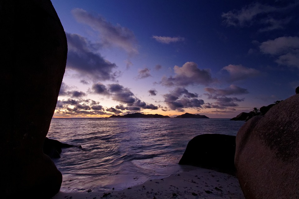 seychelles-la-digue-strand-zee-zonsondergang