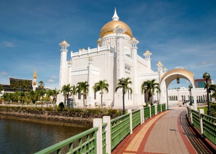 Brunei-muara-moskee-palmboom.jpg