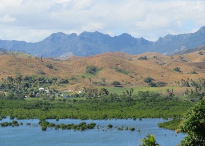 Fiji-port-denarau-moeras-bergen.jpg