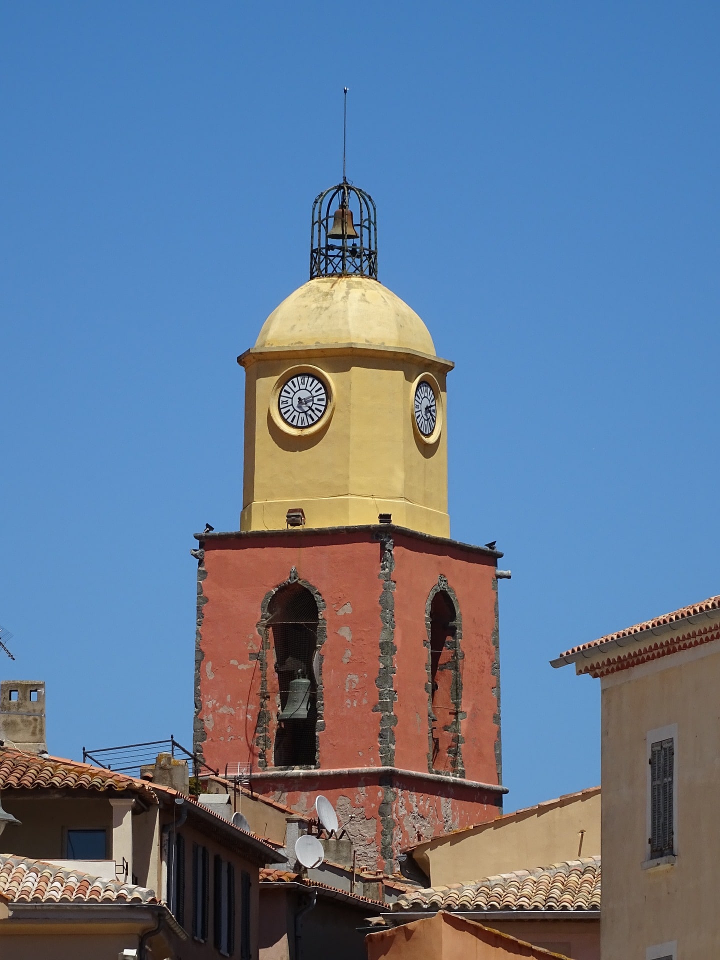 Frankrijk-Saint-Tropez-klokkentoren-kerk