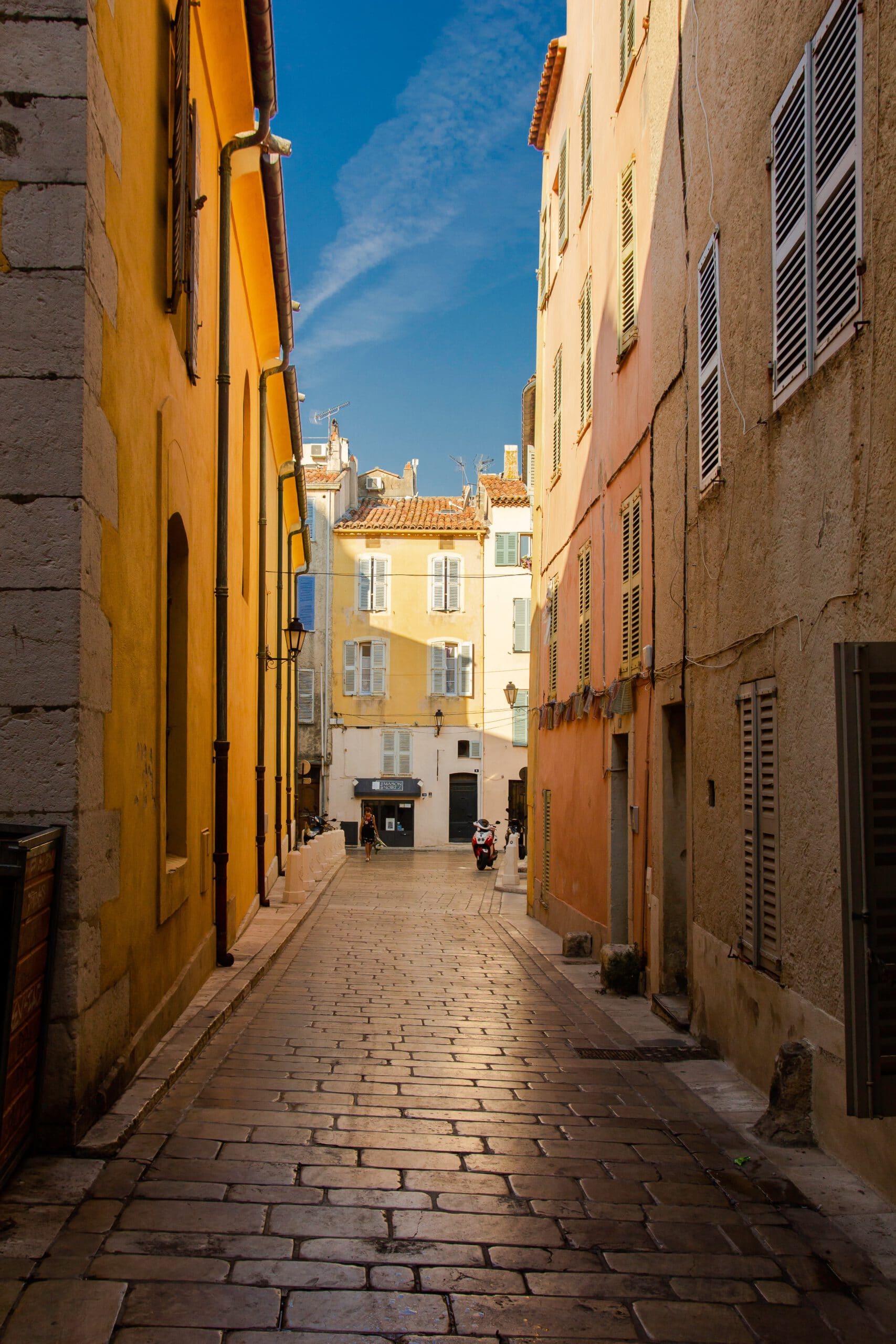 Frankrijk-Saint-Tropez-steegje-huizen