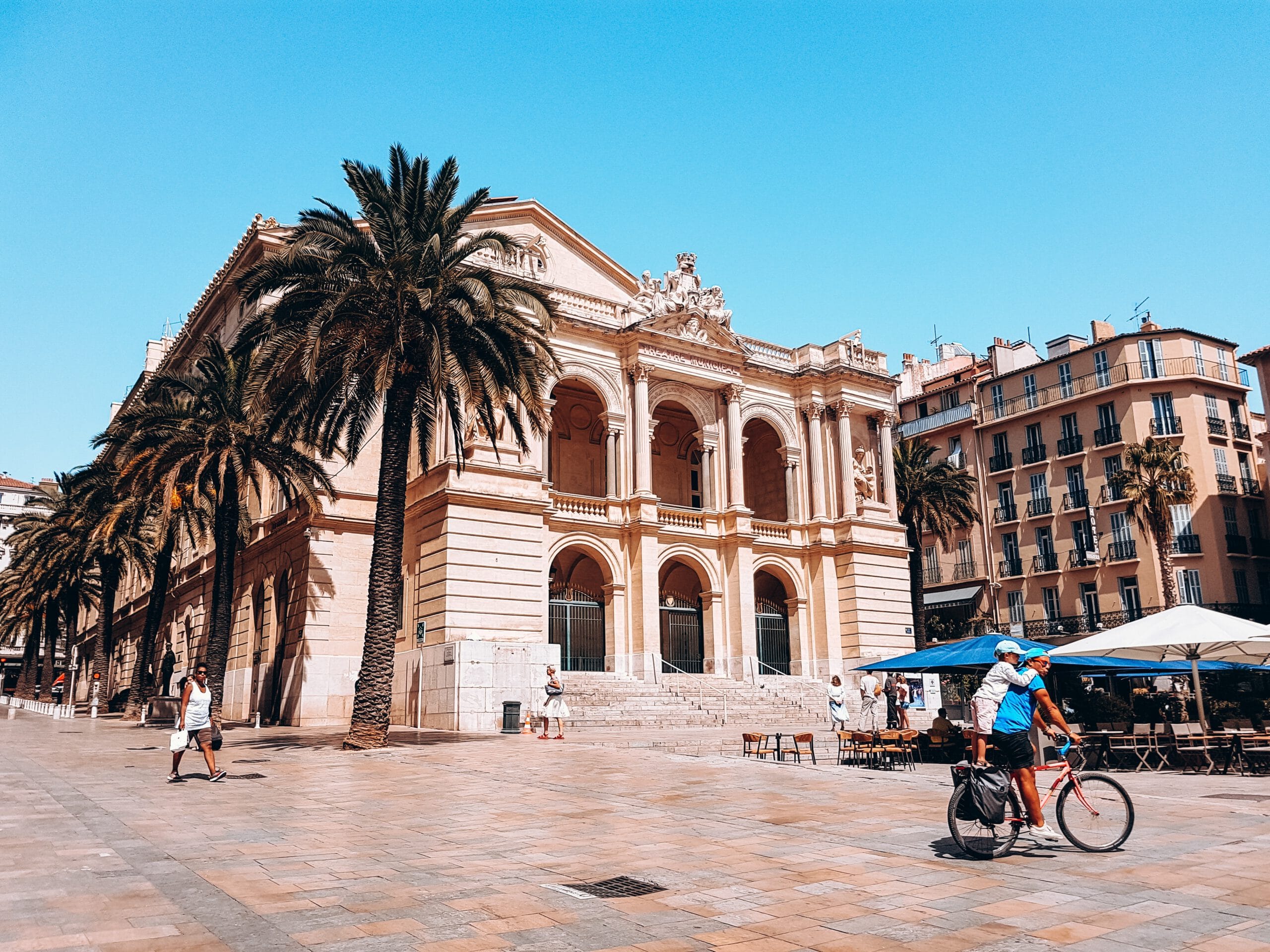 Frankrijk-Toulon-plein-gebouw-palmbomen
