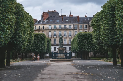 Frankrijk-nantes-park-bomen-gebouw