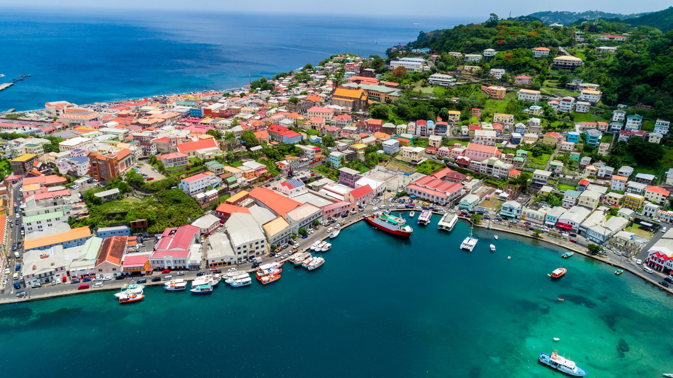 Grenada-st george-view-uizticht-gekleurde huizen