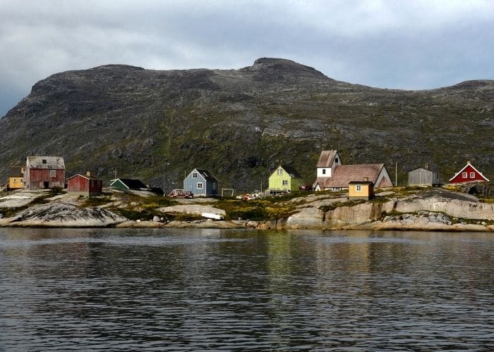 Groenland-nanortalik-water-huizen-bergen.jpg
