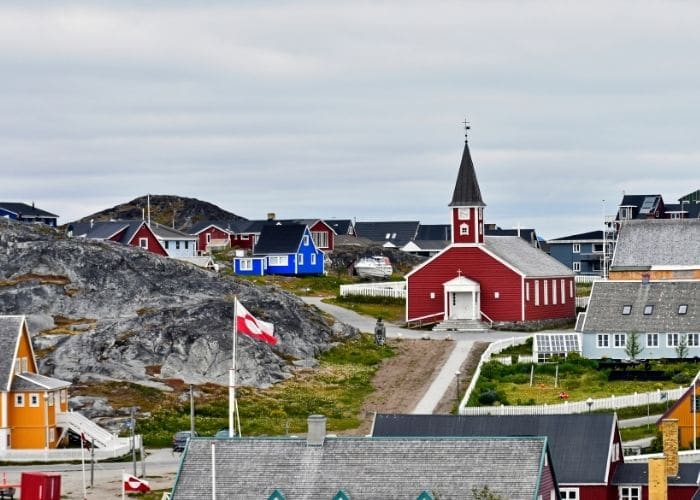 Groenland-nuuk-kerk-huizen