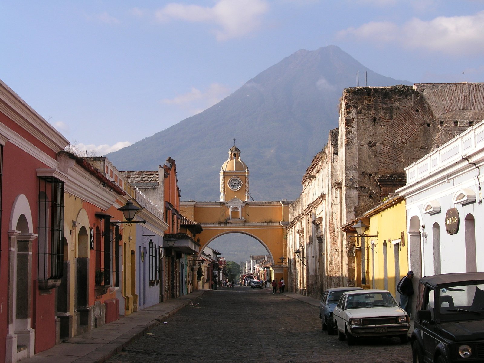 Guatamala-puerto-quetzal-antigua-stad-straat