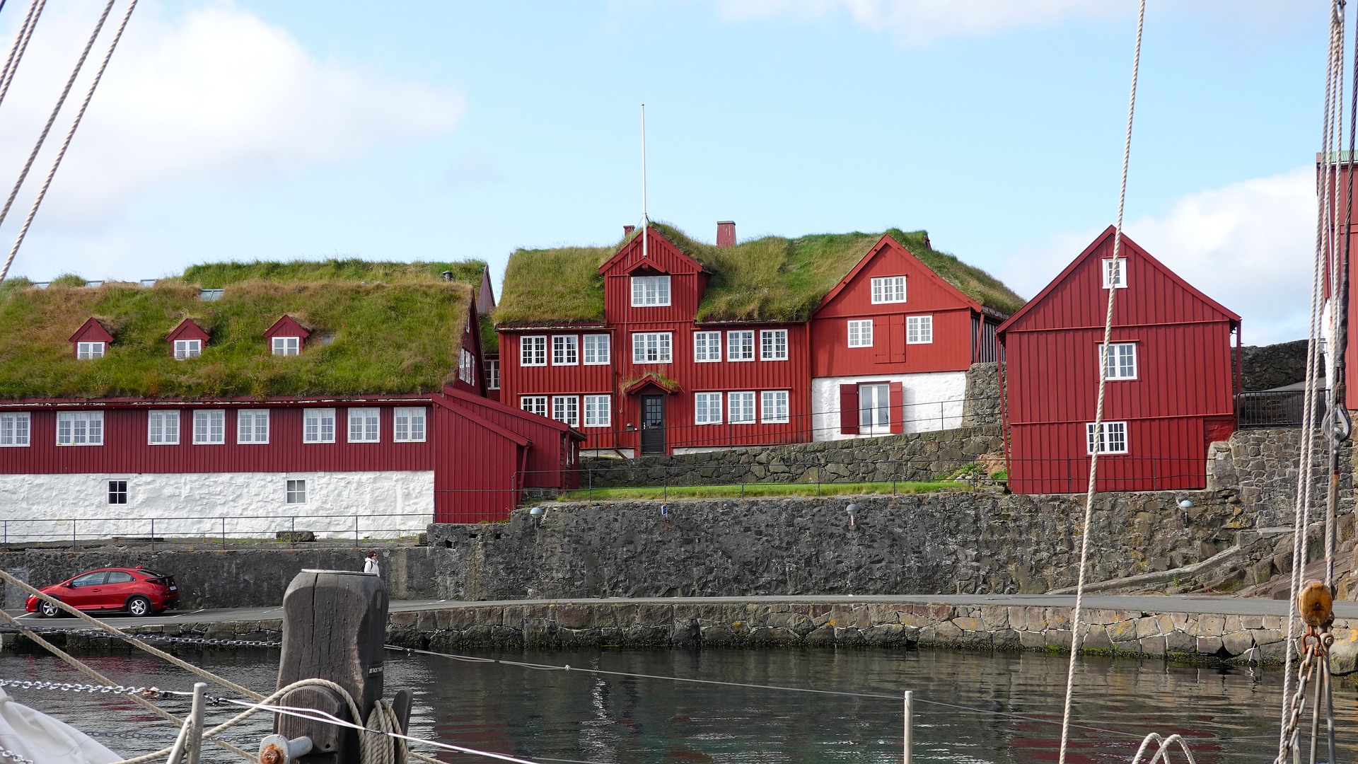 Ijsland-Torshavn-Grasdaken-huizen