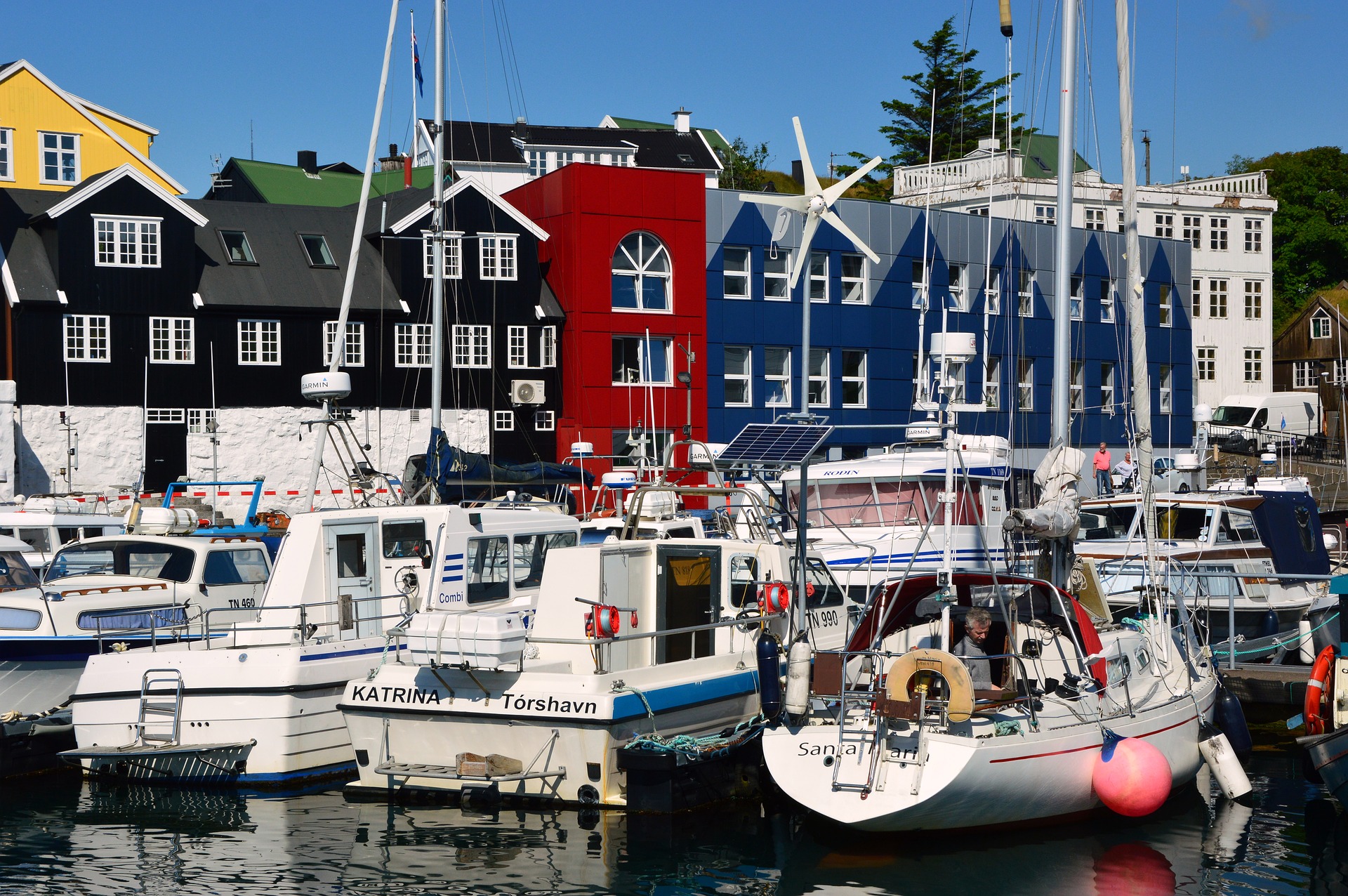 Ijsland-Torshavn-haven-boten-huizen