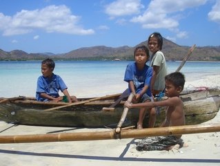 Indonesie-lombok-boot-kinderen-strand-zee