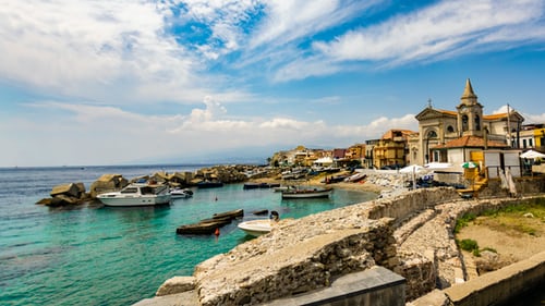 Italië-messina-kust-gebouwen-zee