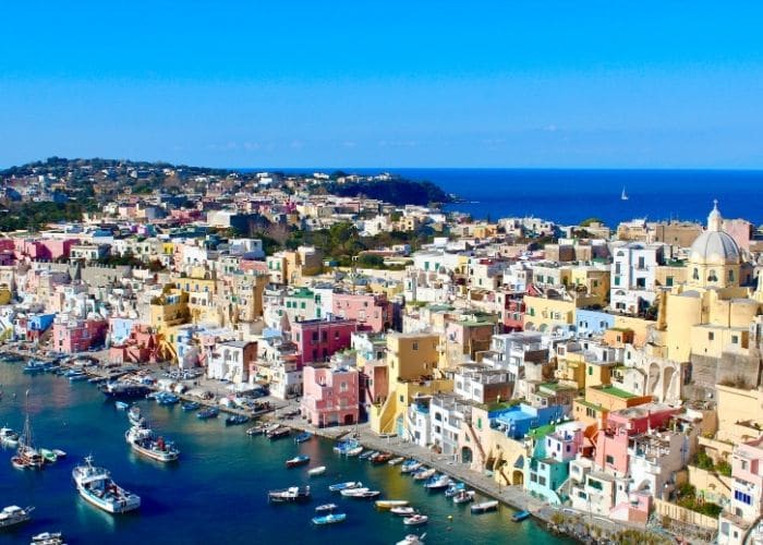 Italië-napels-haven-huizen-kleuren-boten