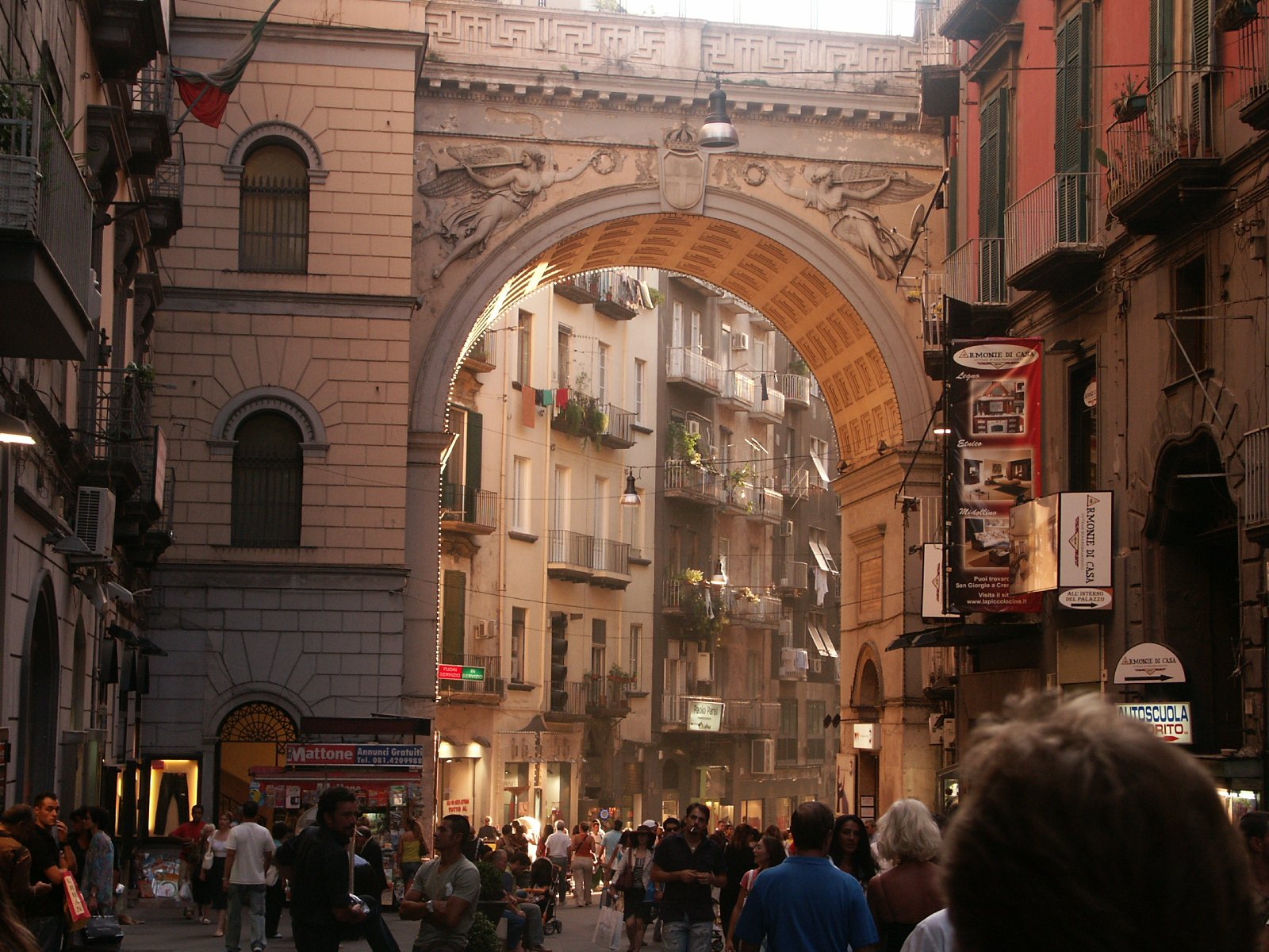 Italië-napels-straat-mensen-gebouwen