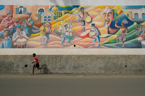 Kaapverdië-mindelo-straat-schildering-kind