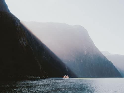 Nieuw-Zeeland-Milford-sound-boot-zee-bergen
