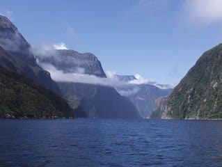 Nieuw-Zeeland-Milford-sound-rivier-bergen-zee