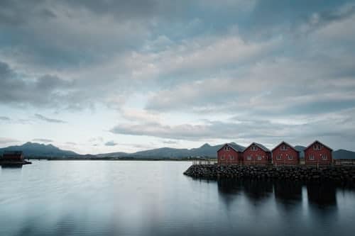Noorwegen-leknes-zee-huizen