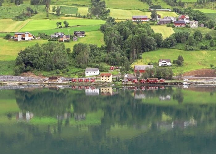 Noorwegen-olden-huizen-bergen