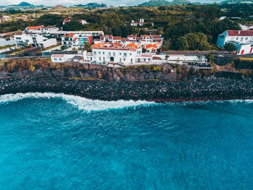 Portugal-azoren-ponta-delgada-kust-zee-huizen