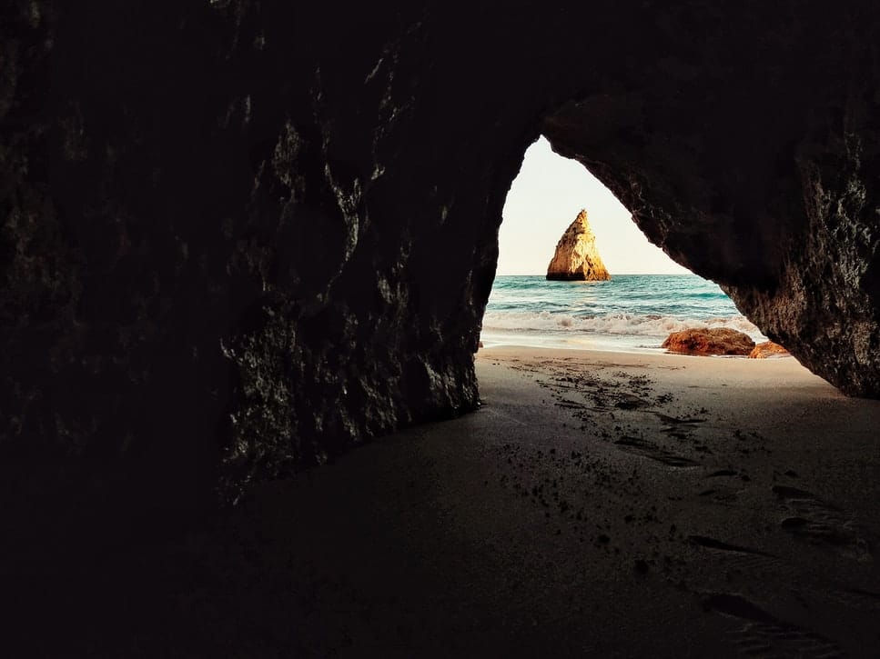 Portugal-portimao-grot-rotsen-zee