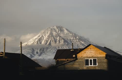 Rusland-petropavlovsk-berg-sneeuw-huis
