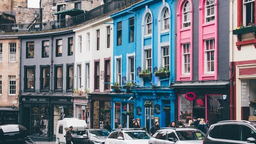 Schotland-edinburgh-victoria-street-kleuren-huizen