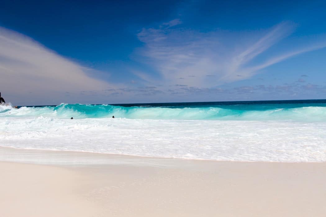 Seychellen-praslin-island-strand-golven-zee